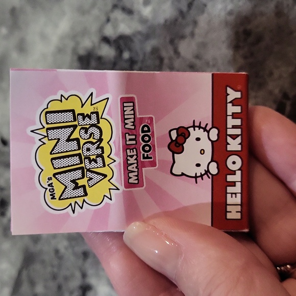 Miniverse Make It Mini Hello Kitty Strawberry Milk - Picture 4 of 6